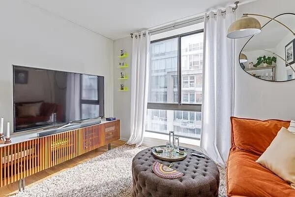 Primary Photo - 445 W 19th St