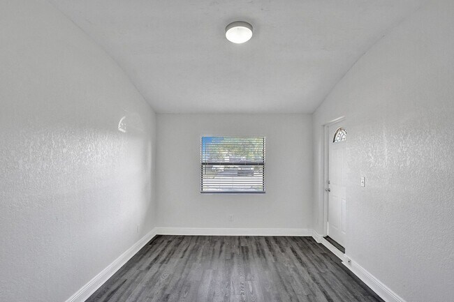 Building Photo - Beautiful 3 bedroom 2 bath Home in Miramar...