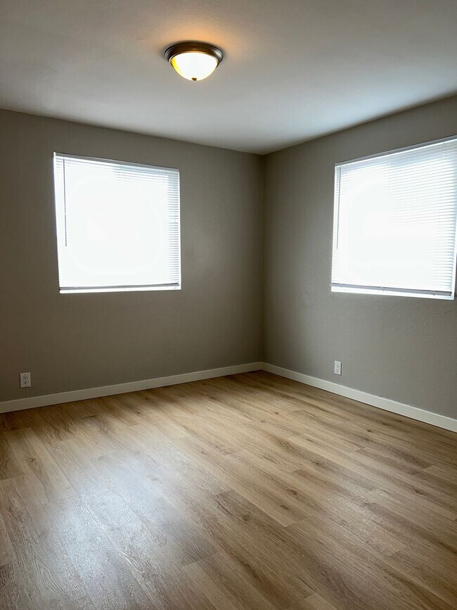 Building Photo - First Floor - Fully Remodeled 1 BD/ 1 BA!!