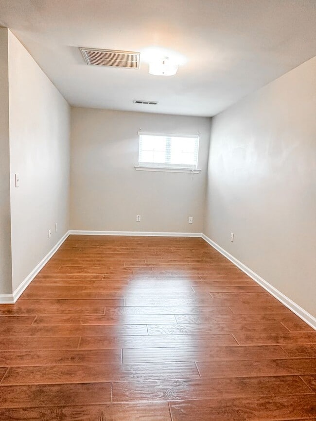 Building Photo - 3/2.5 Townhome in great Oakwood location