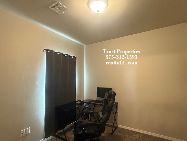 Building Photo - Newer home in Legends West