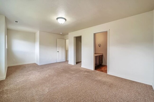 Building Photo - Awesome 2 Story Townhome in Vineyard with ...