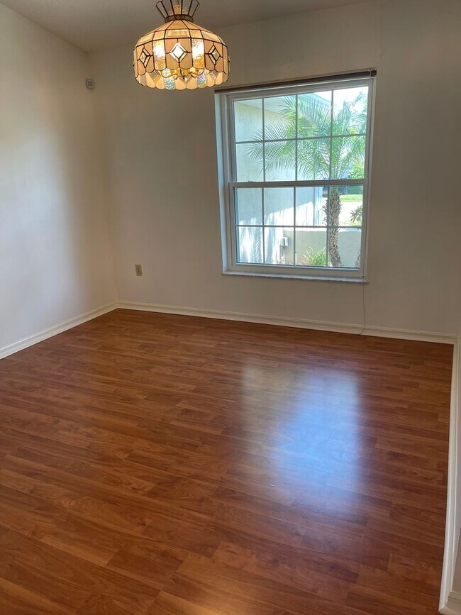 Building Photo - Adorable 2 bedroom 2 bath pool home in Seven Hills