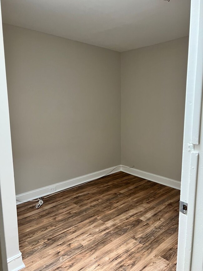 Building Photo - Spacious 3BR 1BA Baltimore rowhome!