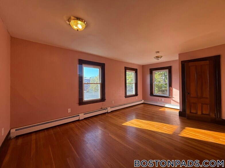 Building Photo - 547 Talbot Ave