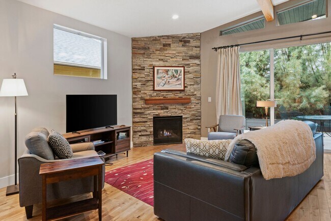 Building Photo - For Rent: Furnished Executive Home in Bend, OR – Prime Location!