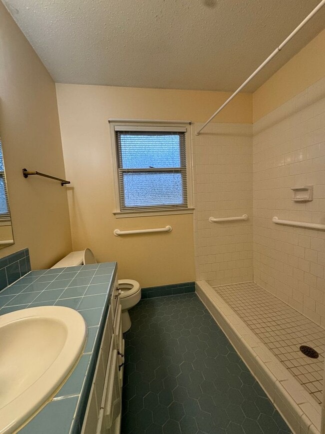 Building Photo - 702 Sandhurst Dr