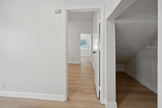 Building Photo - This updated and spacious 1 bedroom / 1 ba...