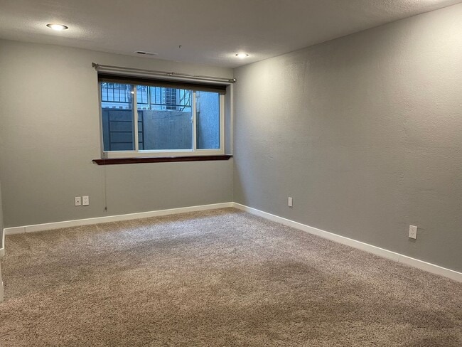 Building Photo - Updated Townhome Louisville- Perfect commuting location