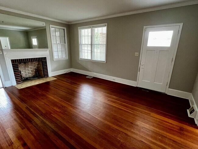 Building Photo - Fantastic Bungalow in Rosewood!