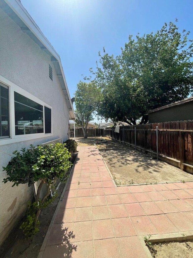 Building Photo - Three Bedroom Two Bathroom Home in Hemet!