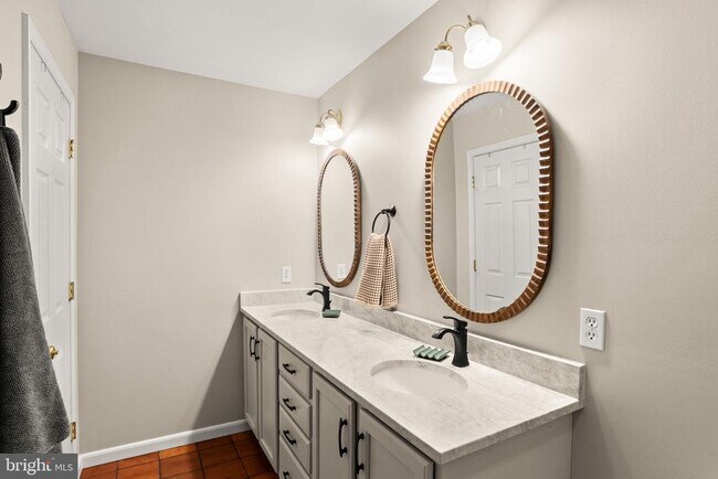 Building Photo - 2082 Deer Run Dr