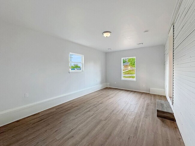 Building Photo - FOR RENT: Charming 2-Bedroom Home with a Versatile Bonus Room!