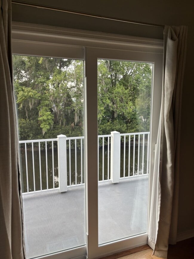 Building Photo - End Unit Townhome in Central Mount Pleasant - AVAILABLE August 1, 2026!