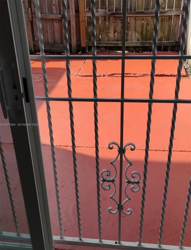 Building Photo - 550 SW 115th Ave