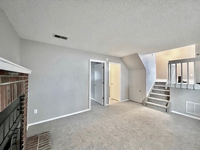 Building Photo - 3 Bedroom 1.5 Bath Home in Briargate with ...