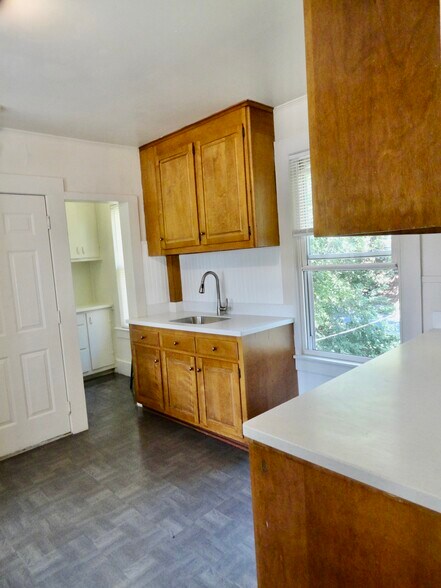 Building Photo - 68 Ingraham St
