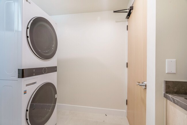 Building Photo - 1859 Barry Ave