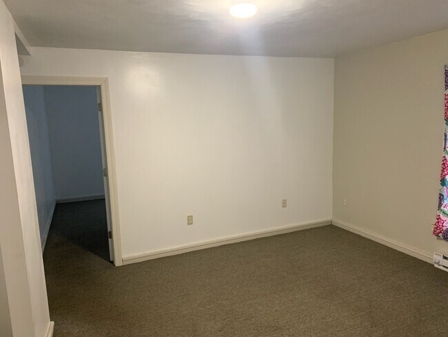 living - 825 Wood St