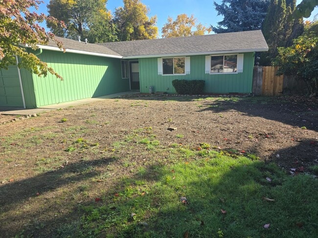 Building Photo - 3 bed 2 bath Single Home for Rent in Grants Pass