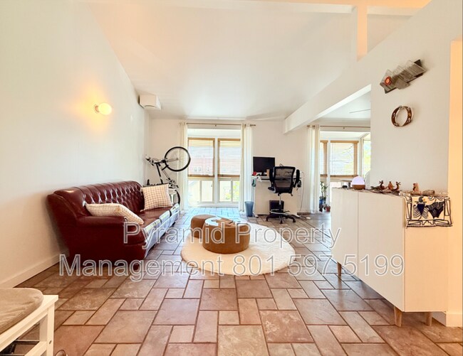 Building Photo - 251 S 700 E