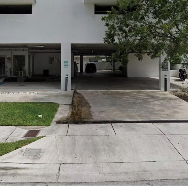 Building Photo - 481 NE 29th St