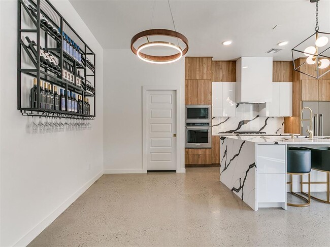 Building Photo - 605 N Idaho Ave