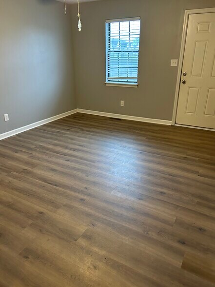 Building Photo - 120 Creekwood Ave