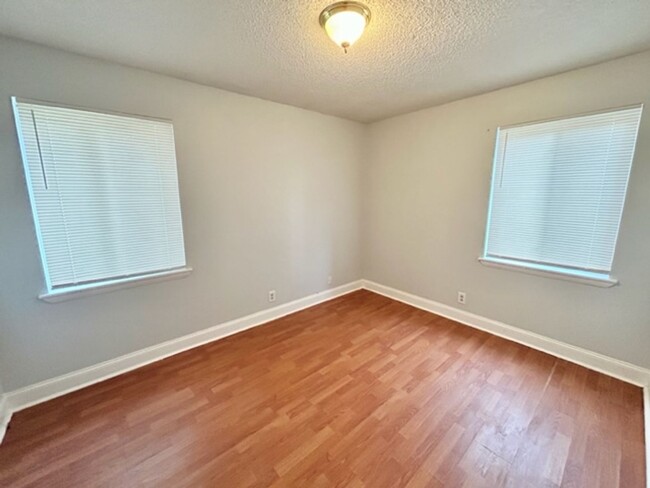 Building Photo - THREE BEDROOM/ONE AND HALF BATH SPACIOUS R...