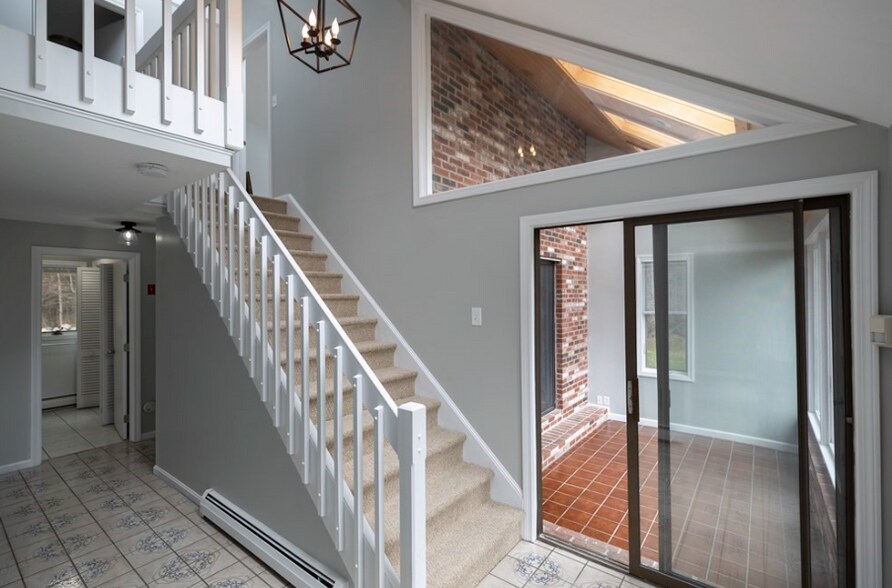 Building Photo - 4 Sterling Ln
