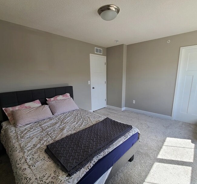 Building Photo - Beautiful 4bed 3.5bath End Unit Townhome With Walk-Out Basement!