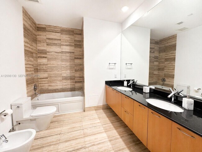 Building Photo - 15811 Collins Ave