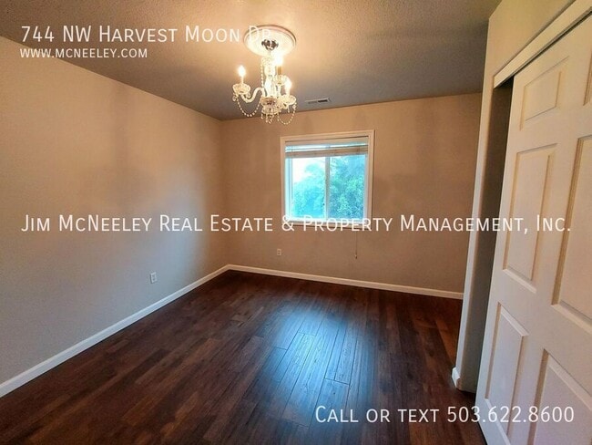 Building Photo - 744 NW Harvest Moon Dr