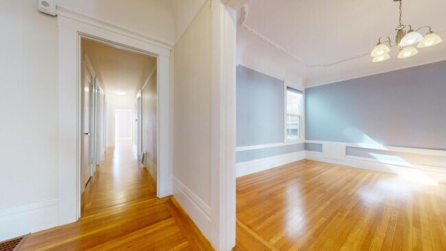 Building Photo - SPACIOUS  2BR + 1 BA WITH BONUS SUNROOM AND IN- UNIT LAUNDRY IN THE RICHMOND.