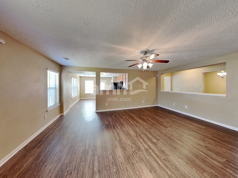 Building Photo - 3030 Legends York Dr