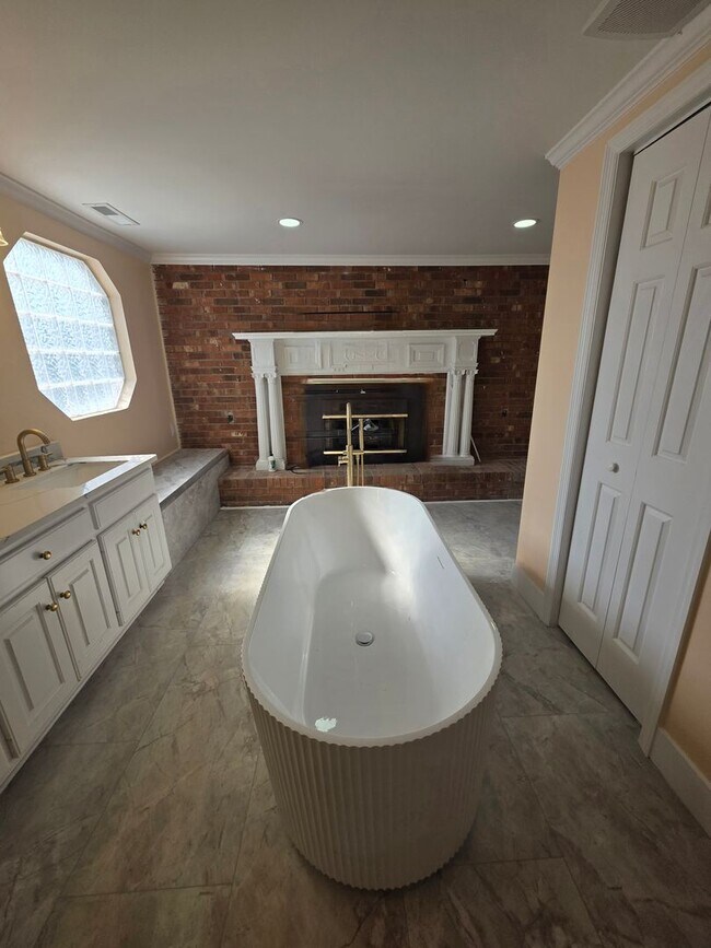 Building Photo - Newly Renovated Stunning Home