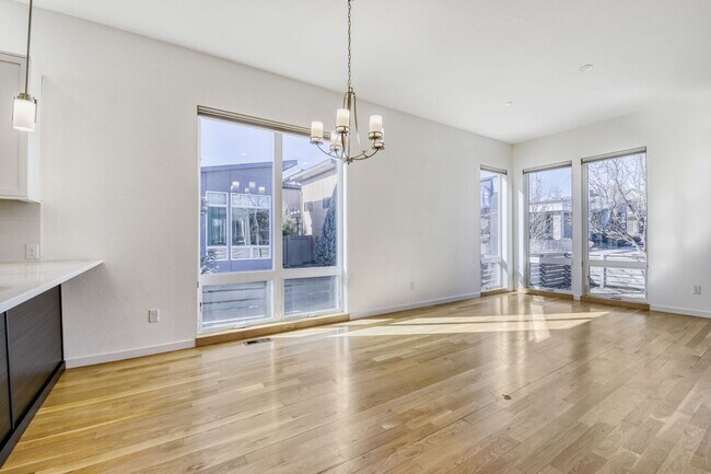 Building Photo - Bright Contemporary 3 Bedroom 2 Bath - August 1st!