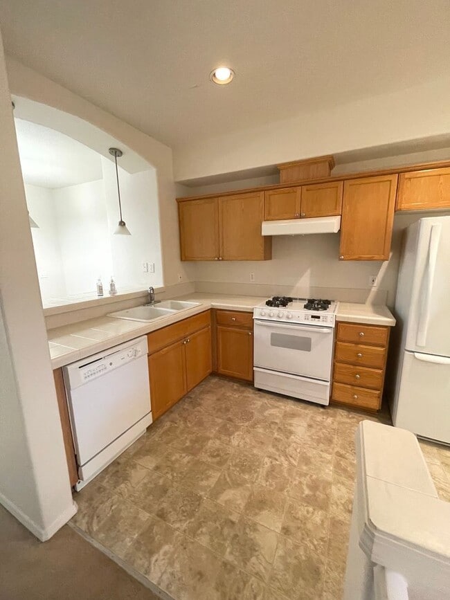 Building Photo - Holiday Move-in Special! 3br/3ba Townhouse near 170th ave MAX station