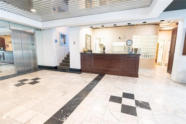 Building Photo - 1021 Hillsboro Mile Unit 204