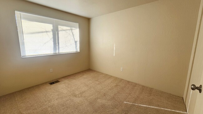 Building Photo - Immaculate Townhome Close To UNR