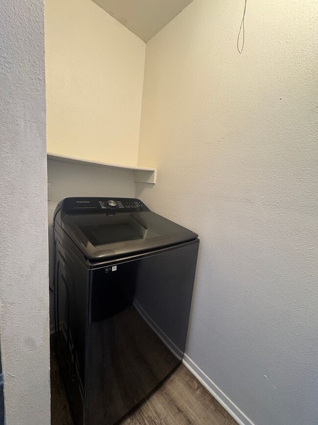 Building Photo - MOVE IN READY 3/2 LOCATED INSIDE 1604/CULE...