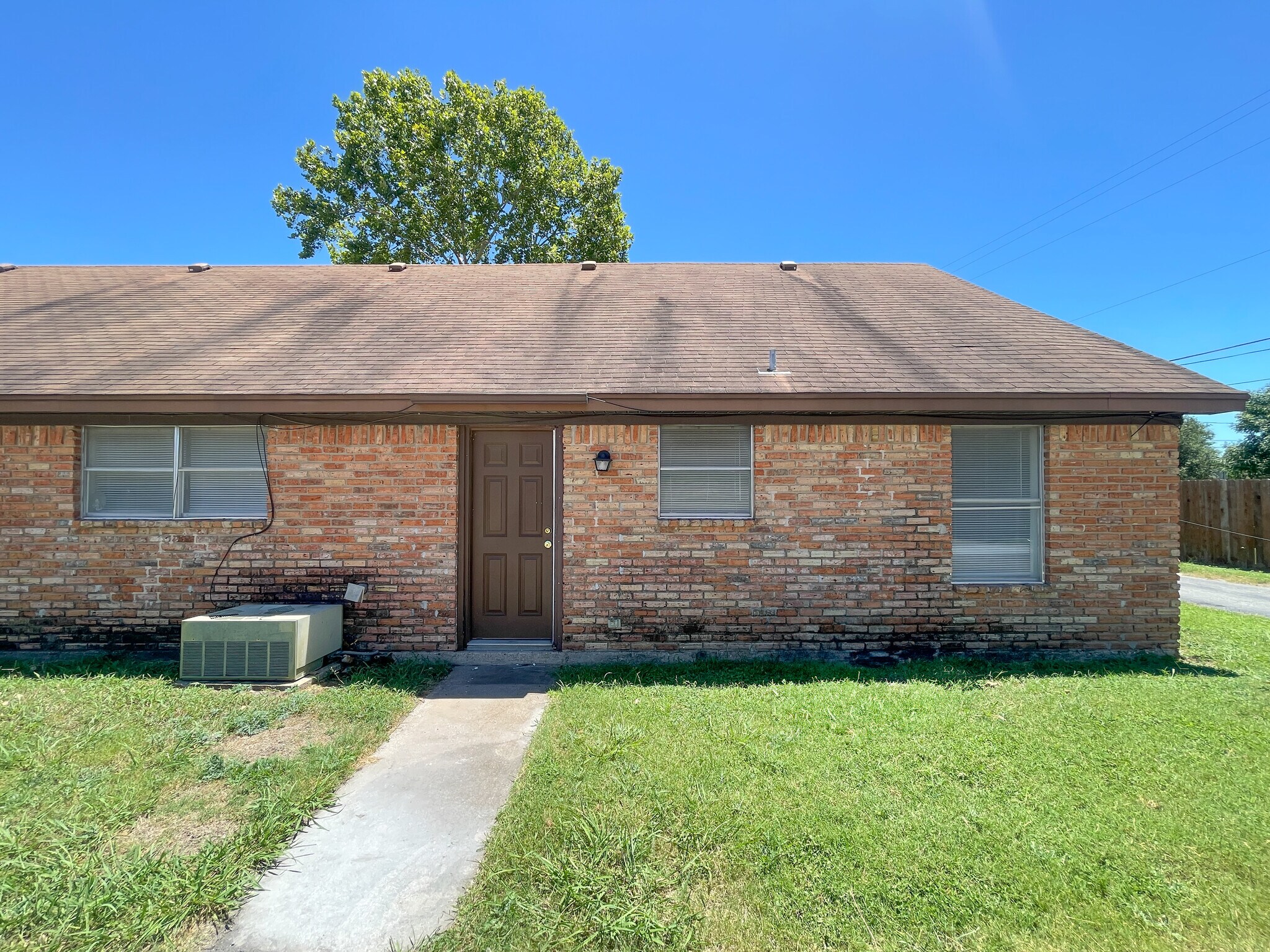 Building Photo - 105 Lindenwood Ln N