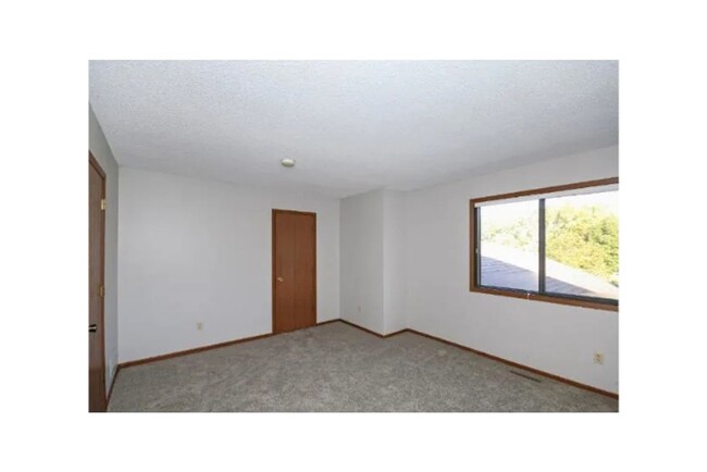 Building Photo - Spacious 2 Bedroom Townhome in Maple Grove!