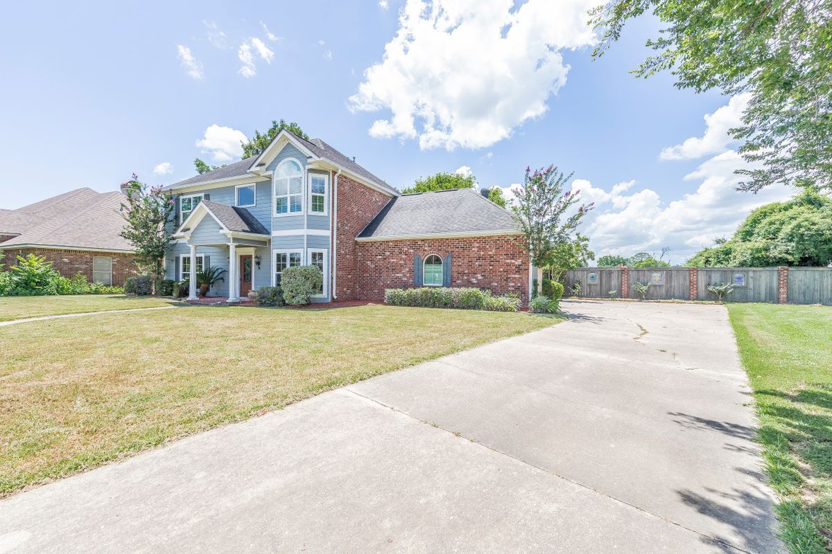 Building Photo - 300 Oak Hollow Dr