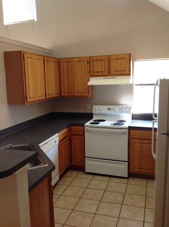 Building Photo - Spacious three bed at The Hamptons