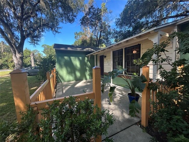 Building Photo - 902 NW 24th Ave