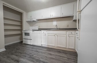 Building Photo - Coming Soon!  2 Bedroom Condo In CHAPEL HILL!