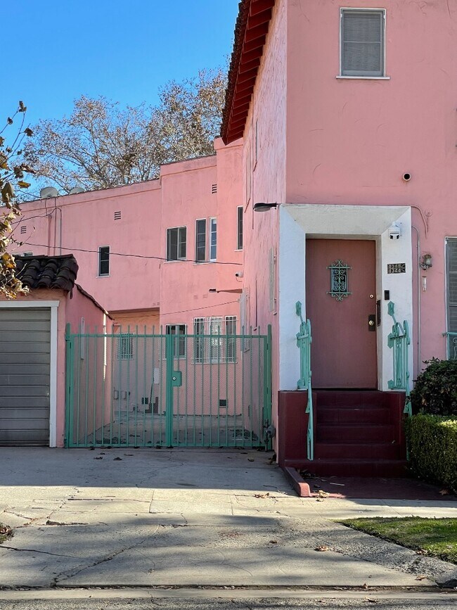 Building Photo - 3207 W 43rd Pl