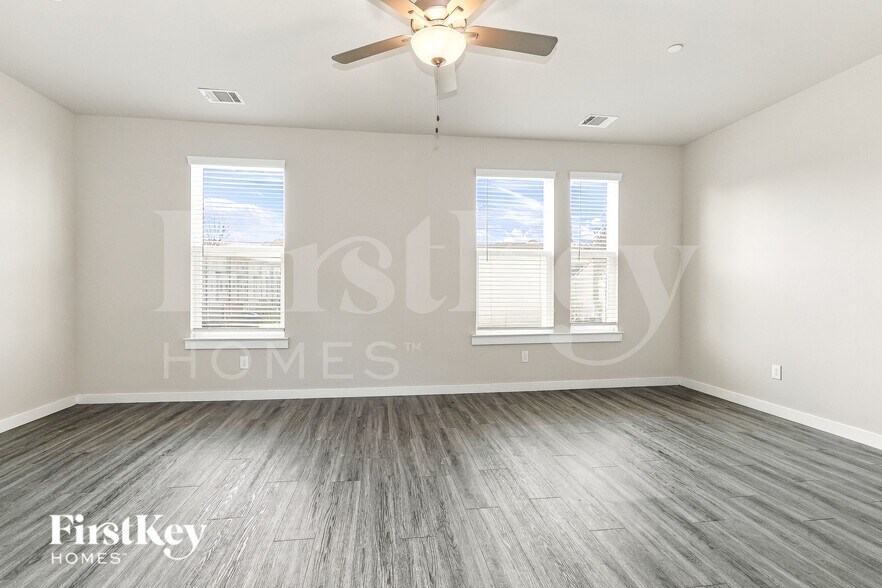 Building Photo - 313 N Centro Cir