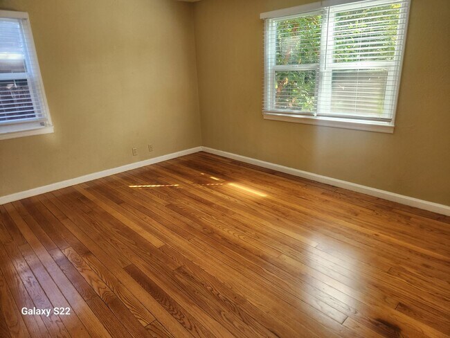 Building Photo - Beautiful 2 bedroom/1 bathroom home with a...